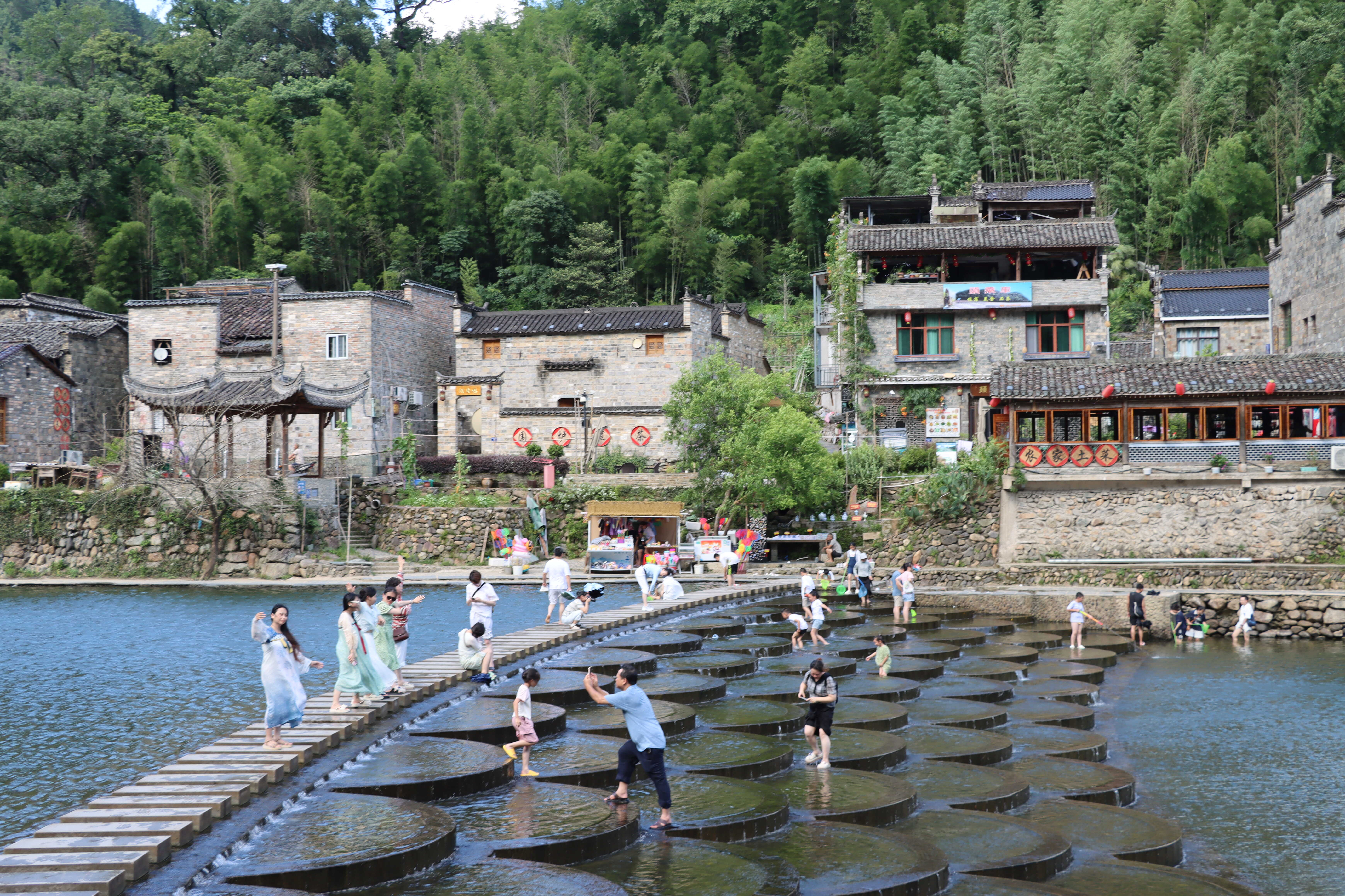 瑶里避暑游火了！青山绿水间藏着夏日“流量密码”