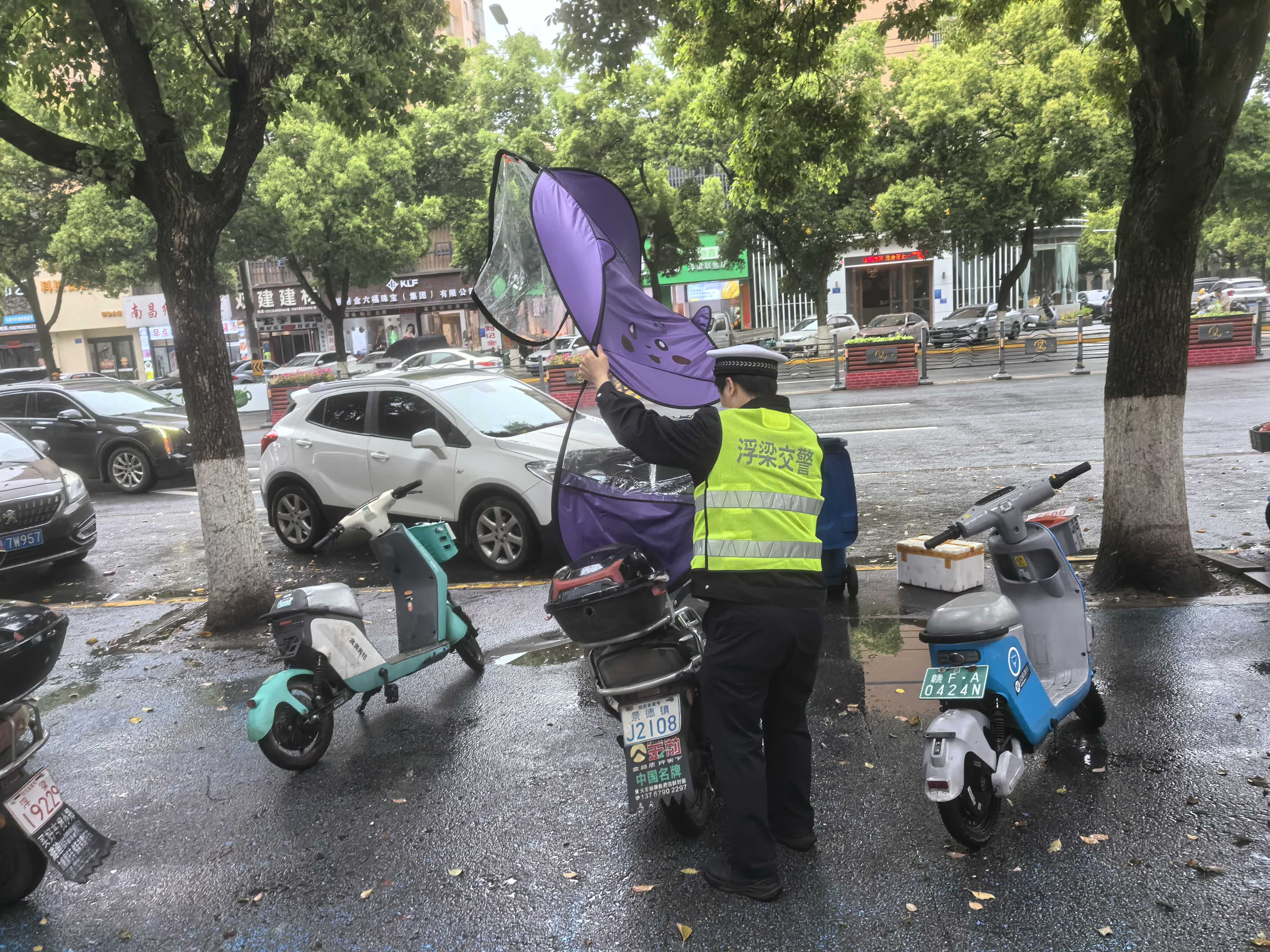 浮梁公安交管开展“拆棚戴盔”专项整治 筑牢出行安全防线