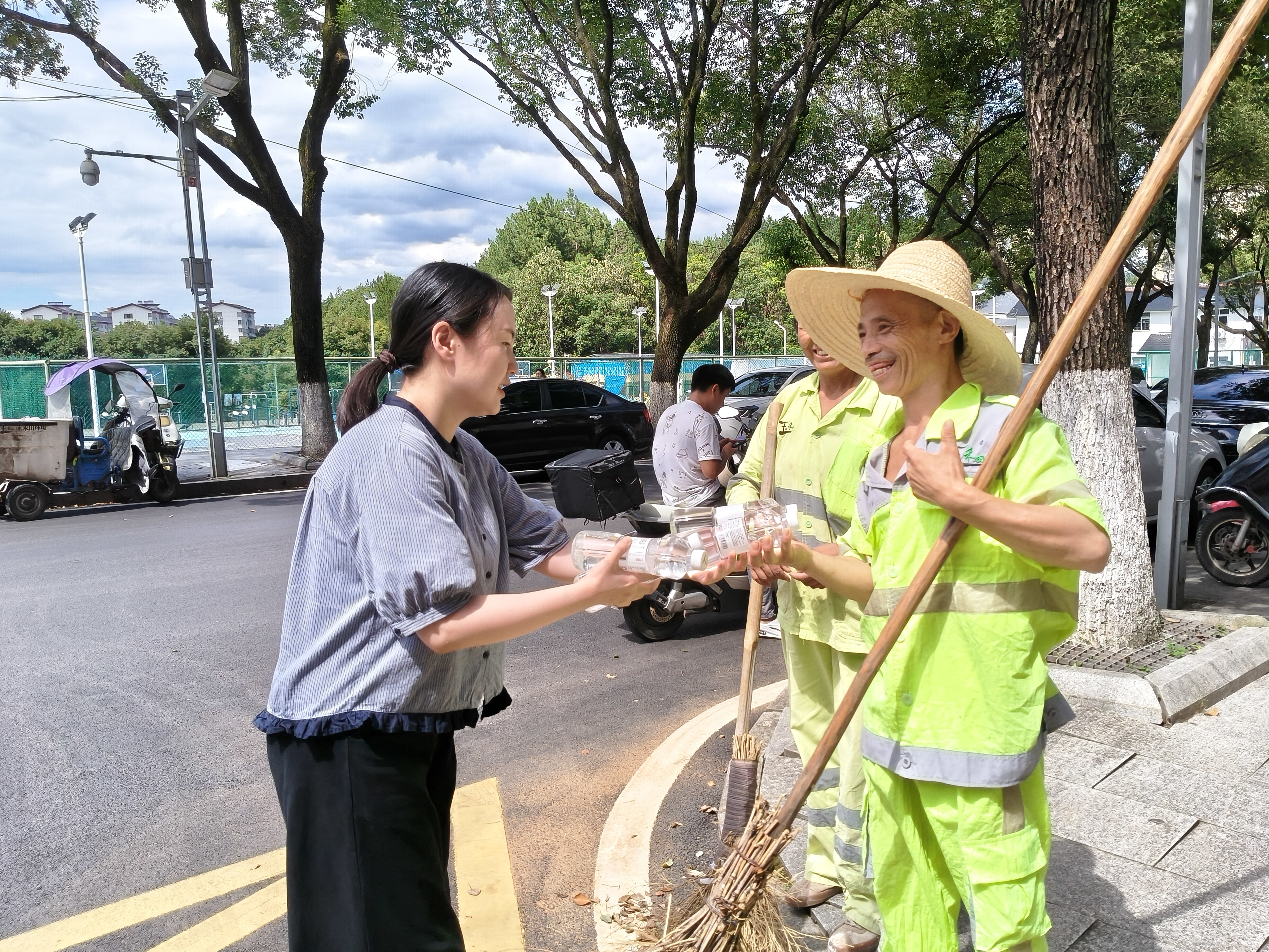 县知联会、新联会开展关爱环卫工人送清凉活动