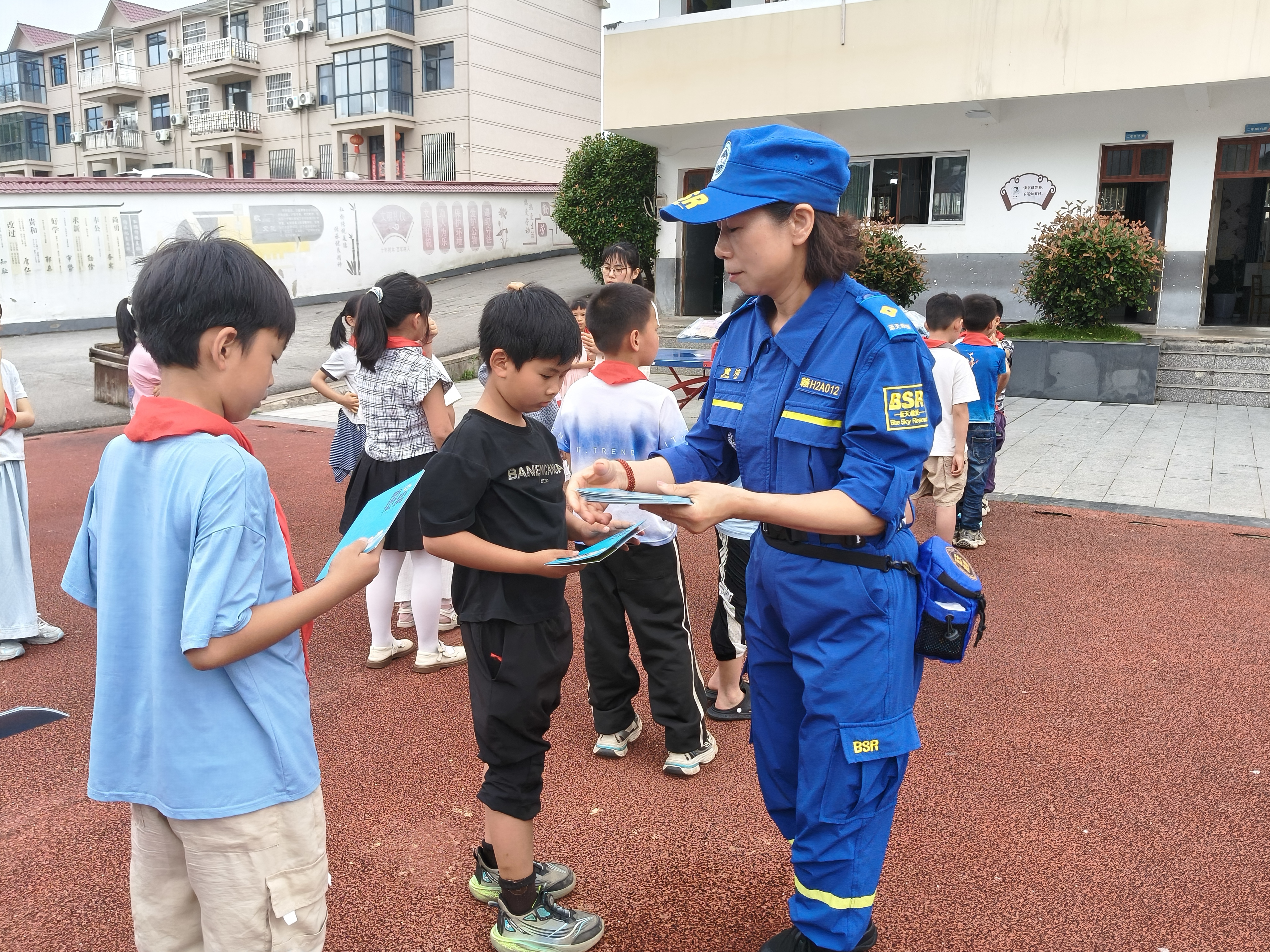 浮红飘乡平安志愿者协会联合蓝天救援队走进三龙镇中心小学开展“庆六一·防溺水”主题活动 (2).jpg